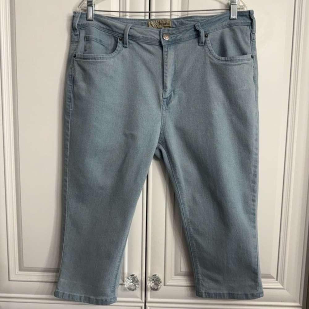 Womens Size 16 Hybrid  &  Company Light Coloured Denim Capris 5 Pocket Design
